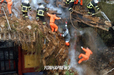 추락하는 소방관들