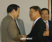 인사하는 김중권최고위원