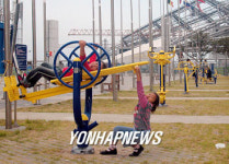 월드컵경기장 광장에 설치된 헬스기구