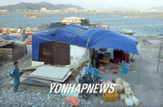 천막에서 생활하는 가덕도 이재민