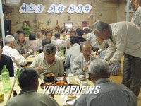 작고한 어머니 생일에 14년째 경로잔치