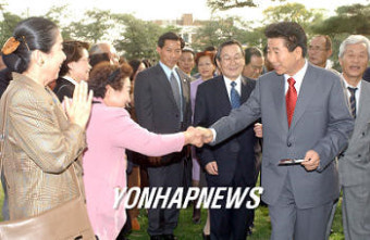 노대통령 재일동포 상공인들과 악수