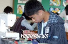 재봉틀로 소품만드는 남학생