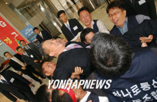 사장 헹가래 치는 하나로통신 노조원들