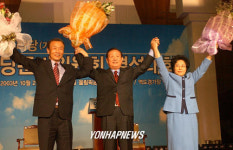 손들어 인사하는 우리당 창당준비위워장들