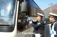 껌 씹으며 안전운전 하세요