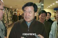 자살교장 빈소찾은 경남도교육감