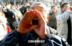  함성지르는 중년의 노조원