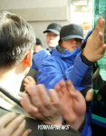  노조원들 출입 막는 용역 업체 직원