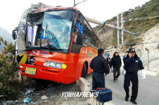 전주 들이 받고 멈춰선 관광버스