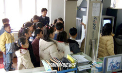 동해세관 체험하는 어린이들