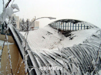 내려앉은 체육관 지붕