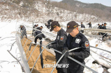 비닐하우스 복구하는 전경들