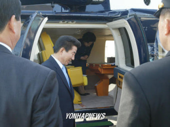 헬기 탑승하는 노대통령