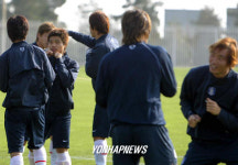 권투동작으로 몸푸는 태극전사들