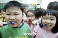  치카치카 양치질은 이렇게 하는거죠?