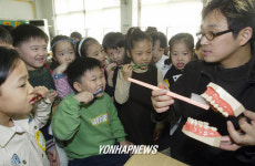  치카치카 양치질은 이렇게 하는거죠?