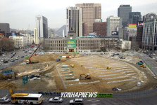  공사 한창인 시청 앞 광장