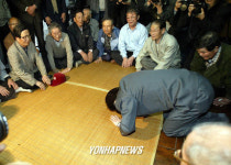 큰절로 사죄하는 정동영의장