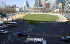 잔디 깔린 시청 앞 광장
