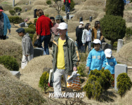 발길 이어지는 공설묘지