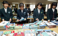 선거업무 자원봉사활동하는 청소년들