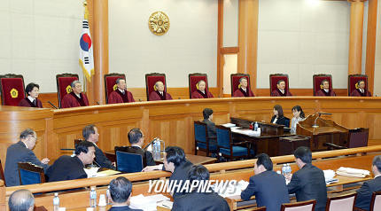 윤석열 대통령, 헌재 탄핵심판 출석 후 공격당한 여성 체포...변론 현장서 폭력사태 여파
