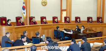 윤석열 대통령, 헌재 탄핵심판 출석 후 공격당한 여성 체포...변론 현장서 폭력사태 여파