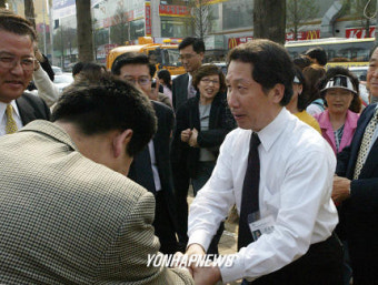 악수하는 김근태공동선대위원장