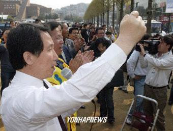 주먹 쥔 김근태공동선대위원장