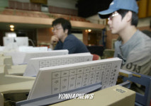 개표기 점검하는 직원들