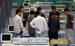개표준비하는 선관위 직원들