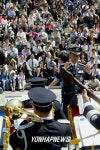 경찰악대 뜨락축제 연주 감상하는 시민들