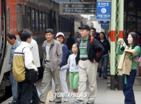 떠나는 시민들...