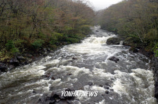 폭우로 물 넘치는 건천