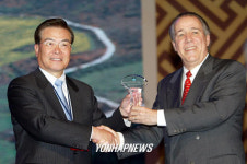 `오름 보호 공로패 받는 우근민 지사