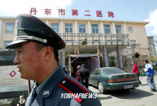 룡천역 부상자 맞을 준비하는 단동병원/YONHAP NO-304 SHIK (AP)