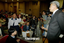 설전 벌이는 교육개발원장과 전교조회원 23일                     서울교육대학에서 열린   `