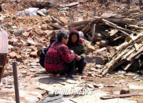 잔해더미속의 룡천주민/YONHAP NO-167 SHIK (AP)