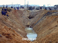 룡천 폭발사고로 크게 파인 구덩이/YONHAP NO-84 BOKS (AP)