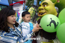 영화 속 슈렉 보고 사진도 찍으세요