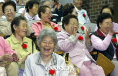 환한 웃음의 노인들