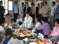 경로잔치에 들른 박근혜 대표