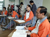 연수에 열중인 민노당 당선자들