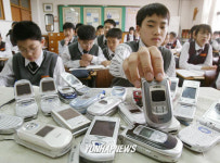 퇴출된 교실속 휴대폰