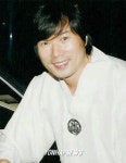 개량 해금 선보이는 가수 김태곤씨