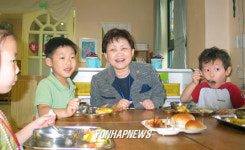 지은희 장관, 일일 보육교사 체험