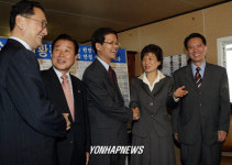 열린박나라 | 천정배열린우리당 원내대표와 악수하는 박대표