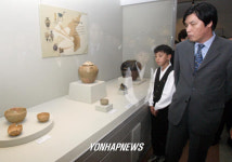 공주박물관 둘러보는 이창동 장관