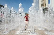 시청 광장 분수 즐기는 어린이